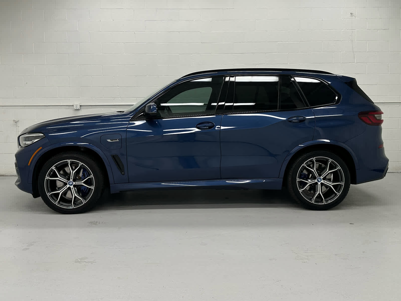 Used 2022 BMW X5 xDrive45e w/ M Sport Package AWD/4WD image 3