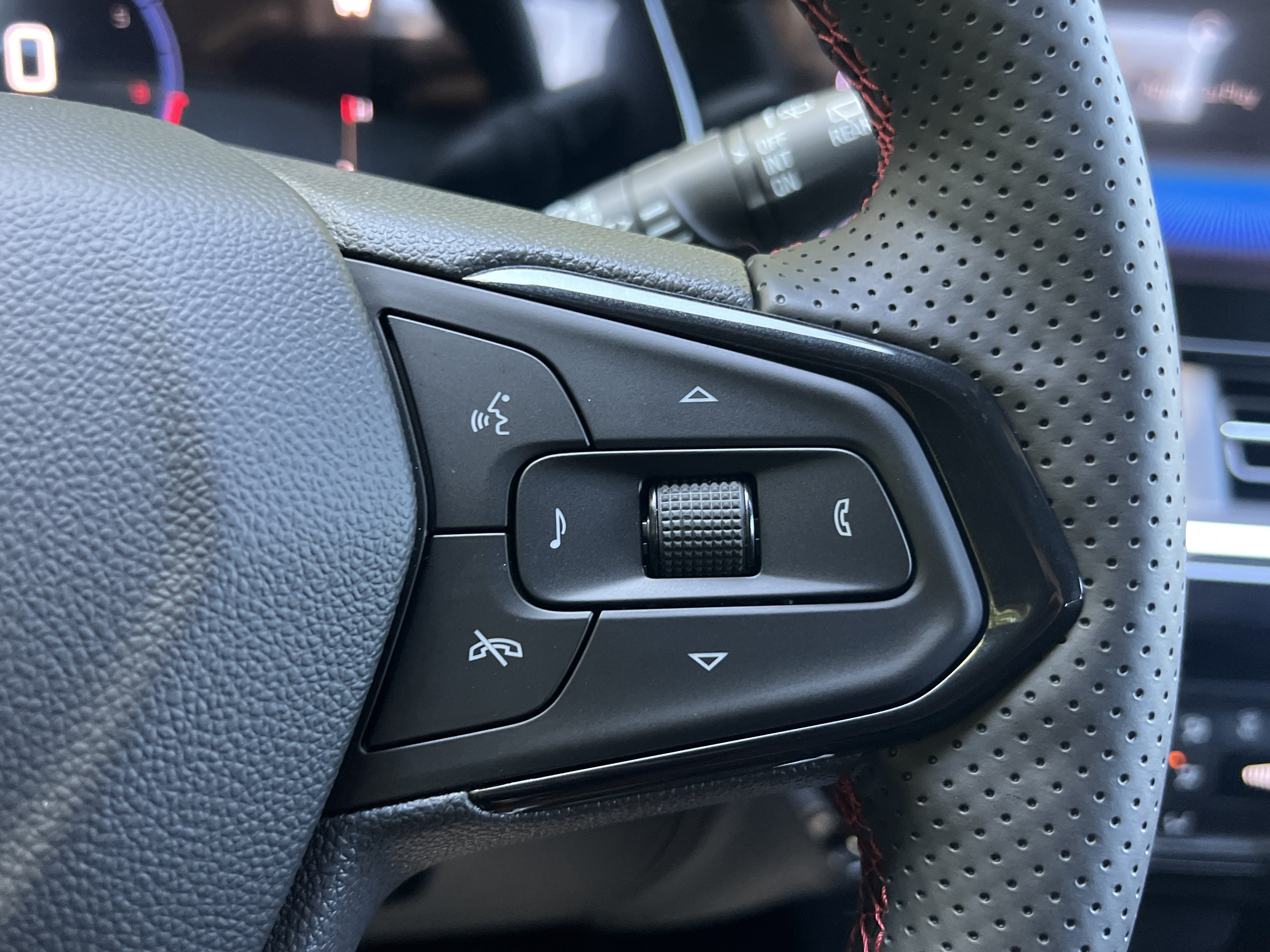 New 2026 Chevrolet Trax RS w/ Sunroof Package FWD image 21