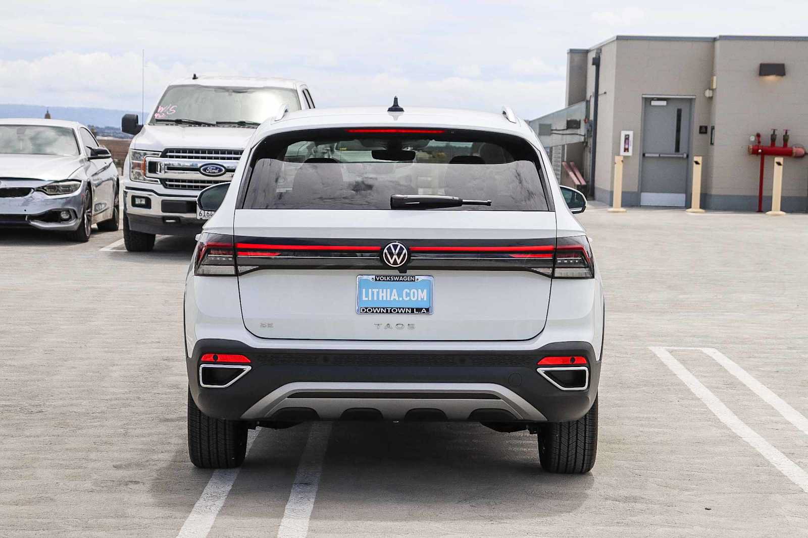 New 2025 Volkswagen Taos SE w/ Black Wheel Package FWD image 5
