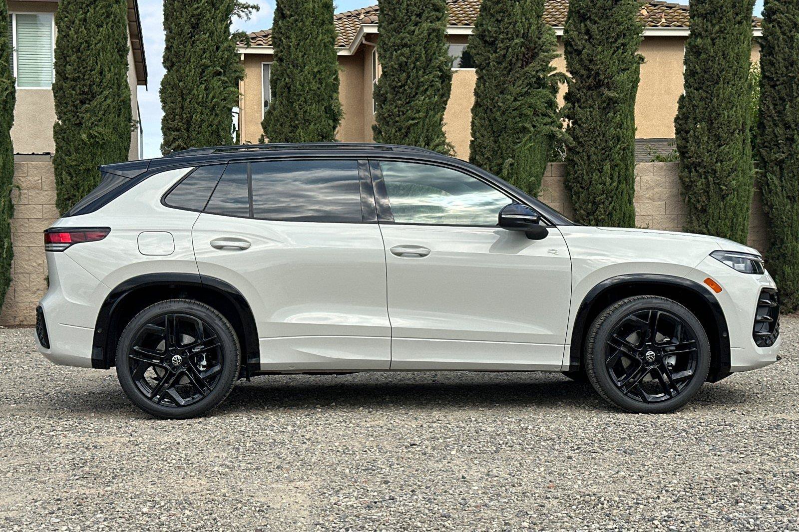 New 2026 Volkswagen Tiguan SE R-Line FWD image 2