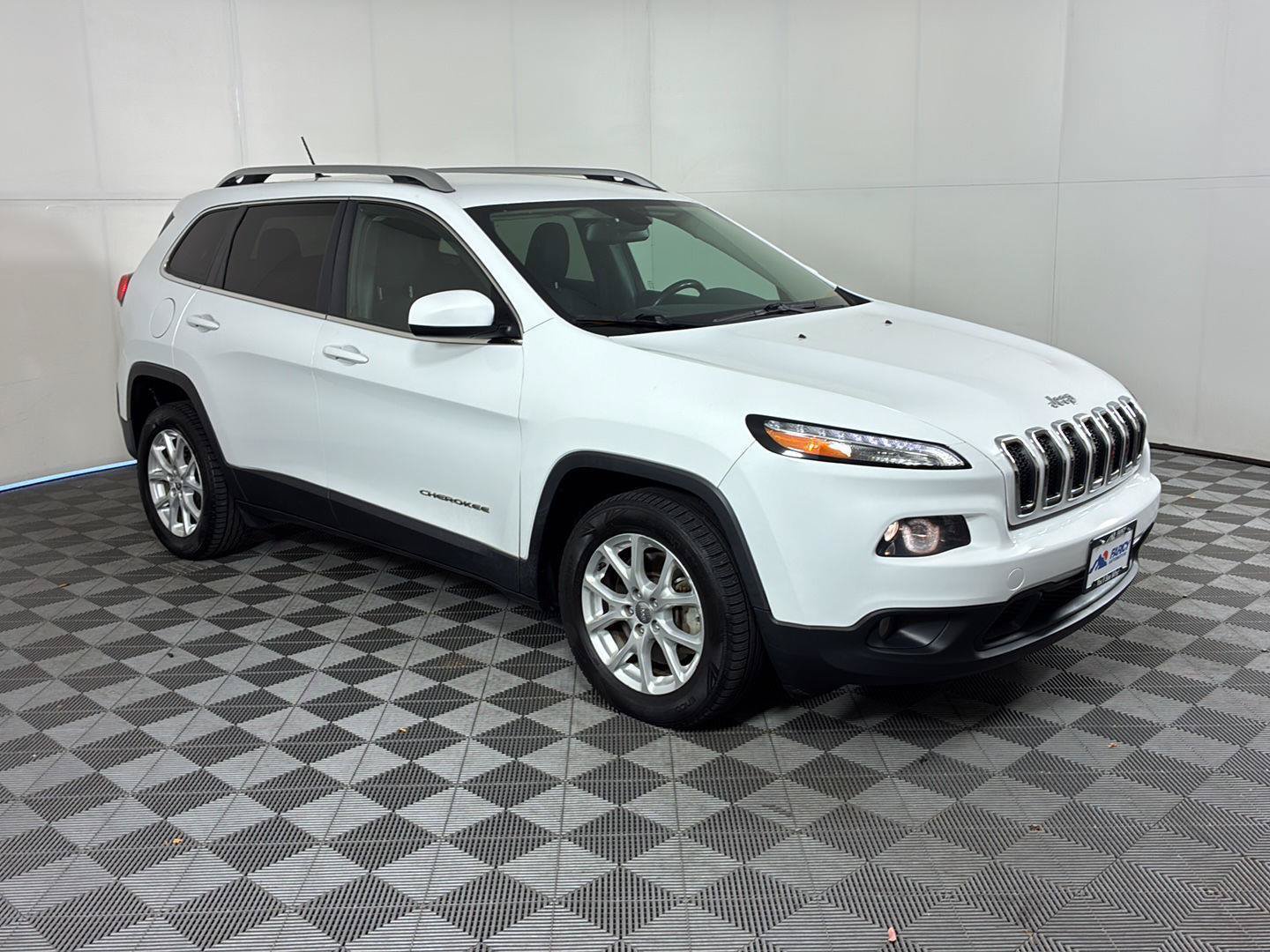 Used 2015 Jeep Cherokee Latitude w/ Cold Weather Group FWD image 2