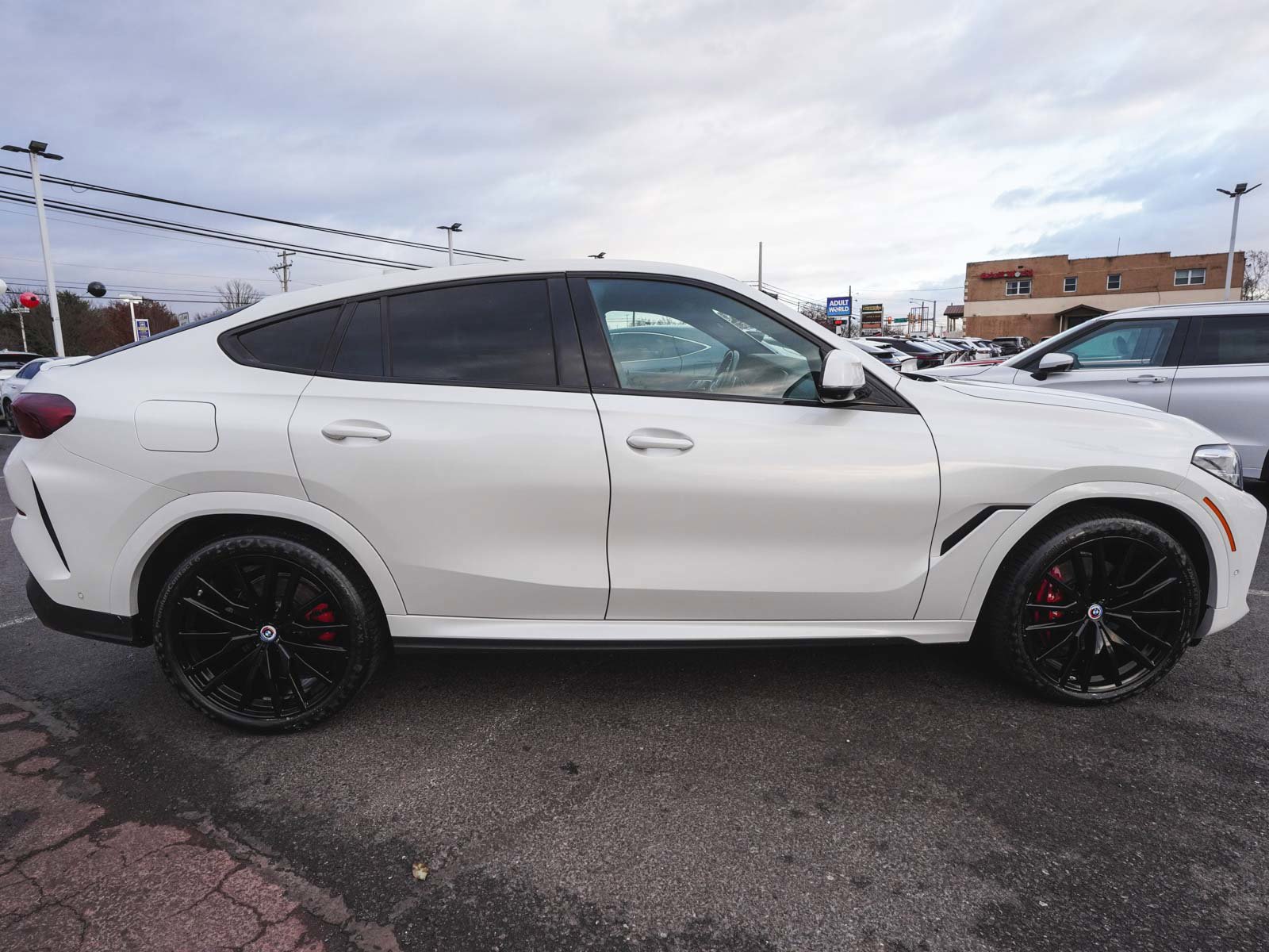 Used 2023 BMW X6 xDrive40i w/ M Sport Package image 4