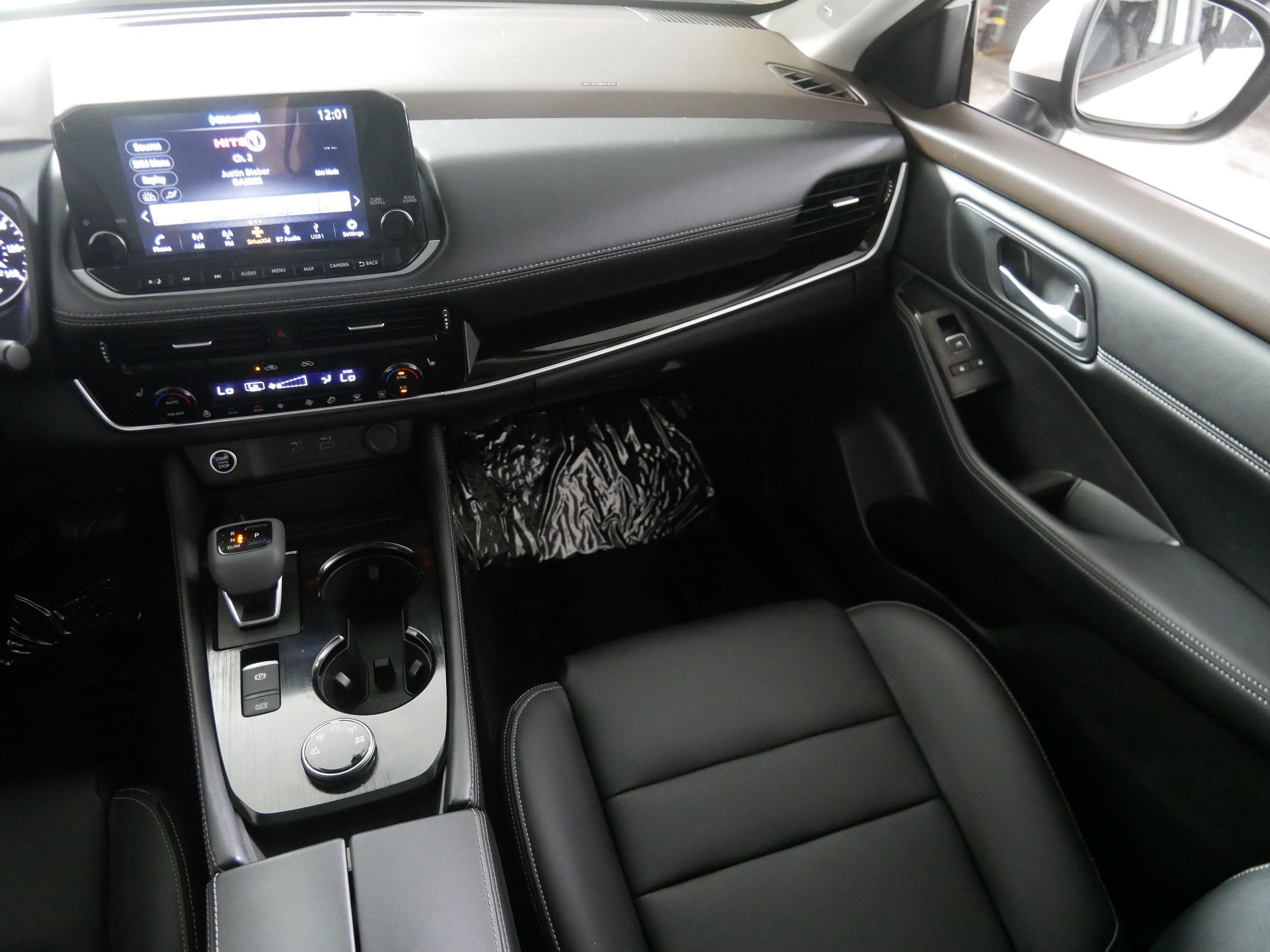 Used 2023 Nissan Rogue SL w/ SL Premium Package image 11