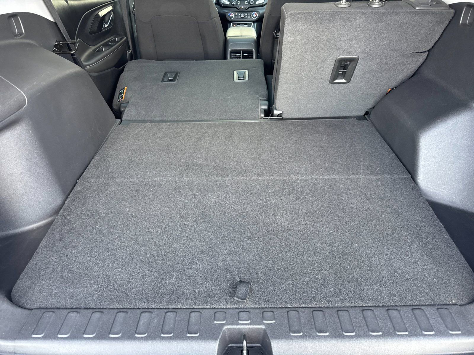 Used 2023 GMC Terrain SLE w/ Driver Convenience Package image 16