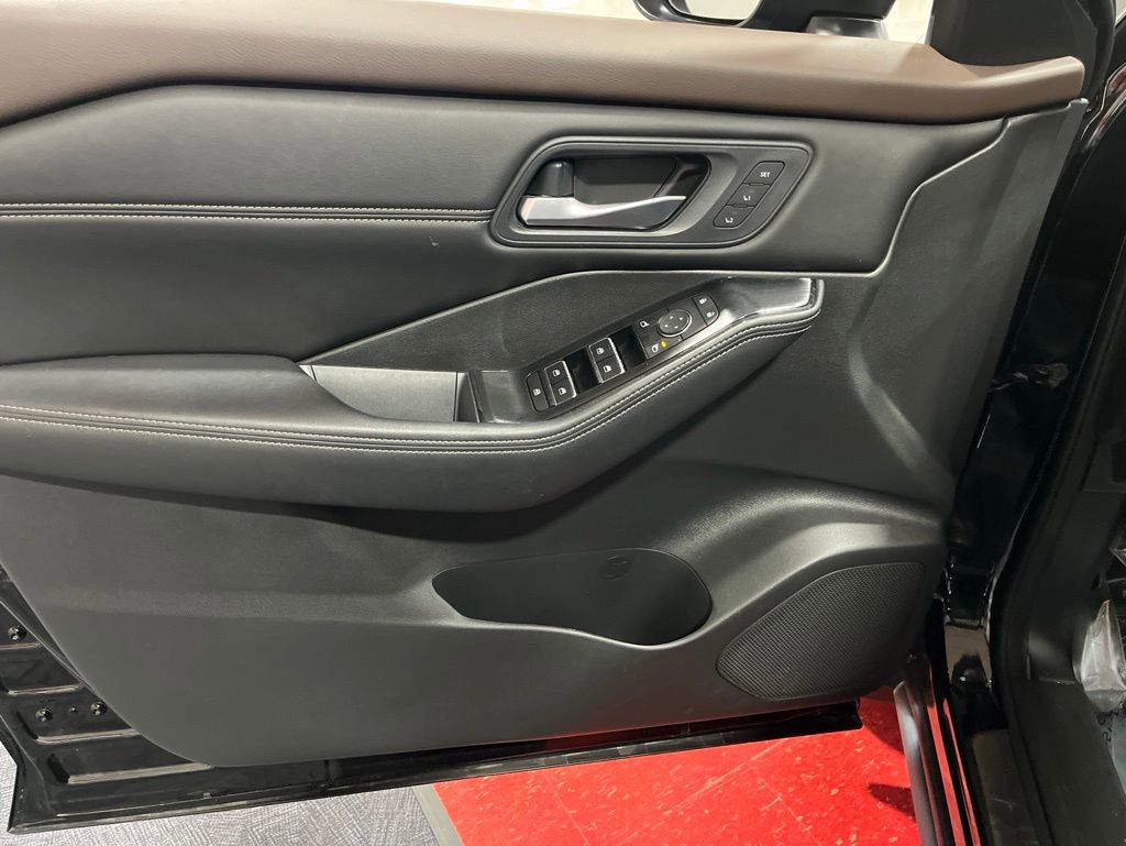 Used 2023 Nissan Rogue SL AWD/4WD image 13