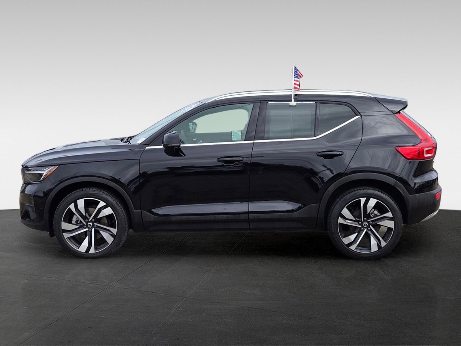 Used 2025 Volvo XC40 B5 Plus image 7