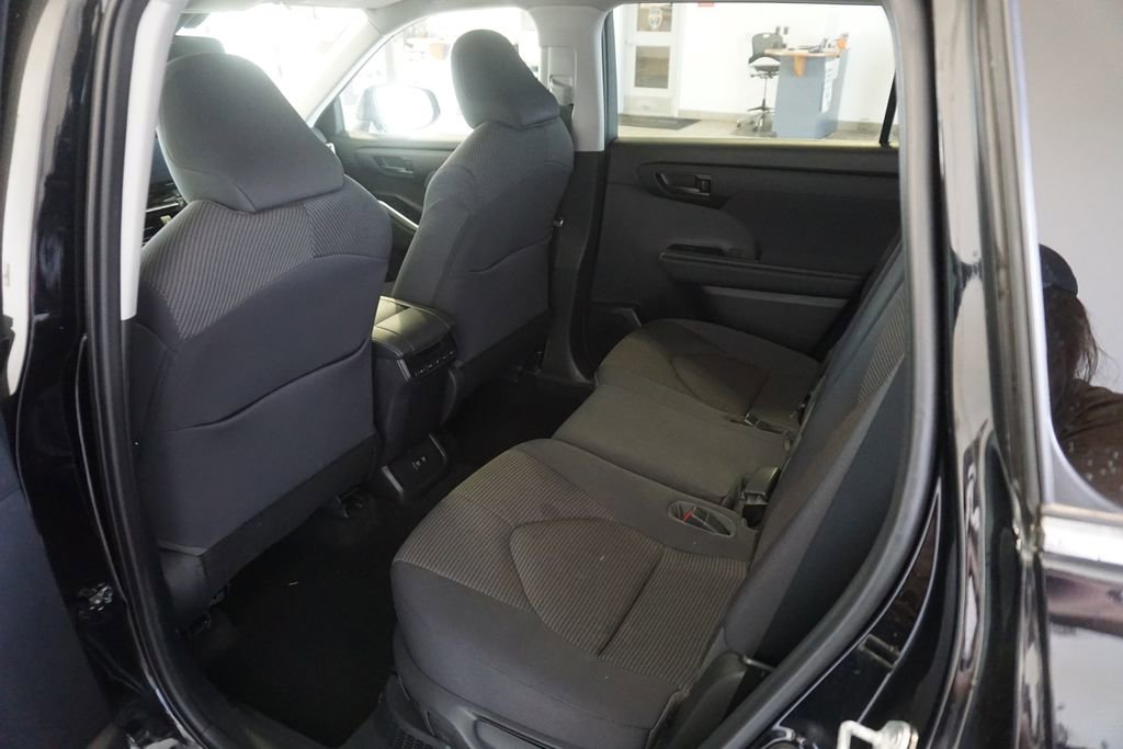 Used 2021 Toyota Highlander LE AWD/4WD image 20
