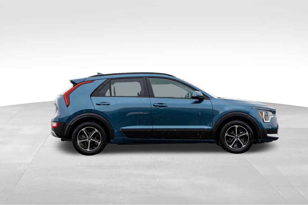 Used 2025 Kia Niro EX w/ EX Cold Weather Package image 8