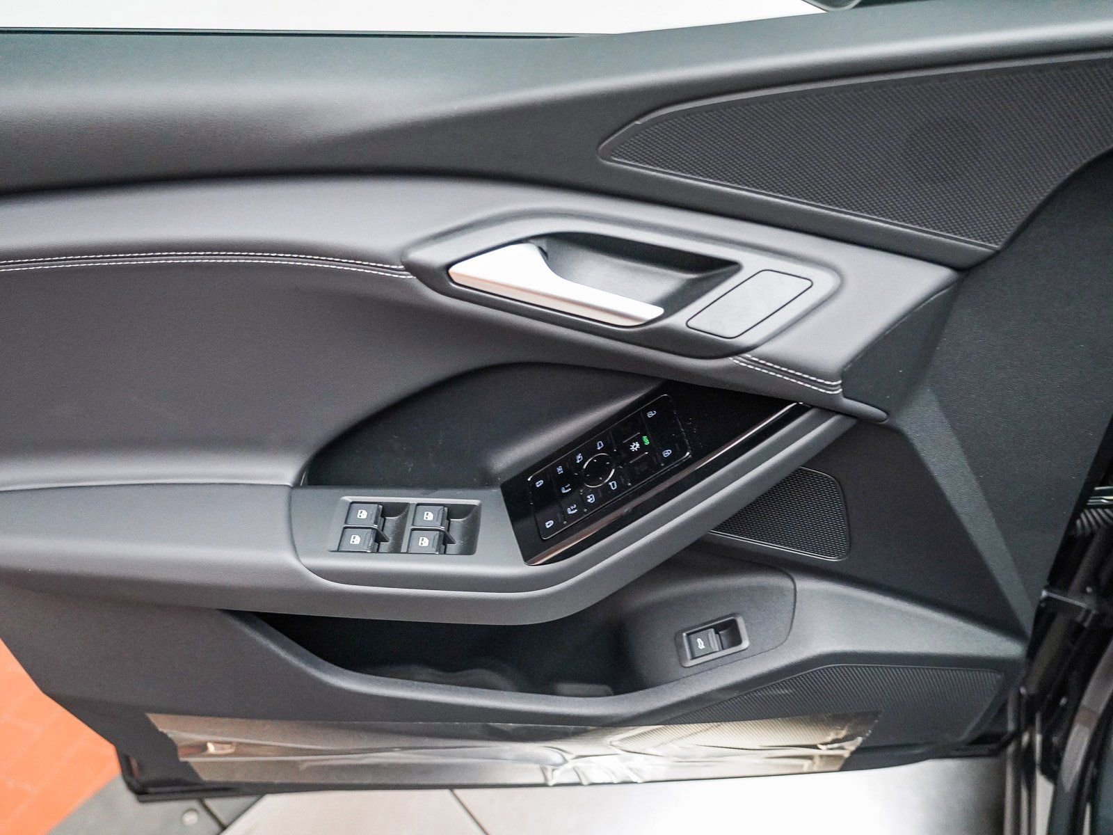 New 2025 Audi Q6 e-tron Premium AWD/4WD image 24