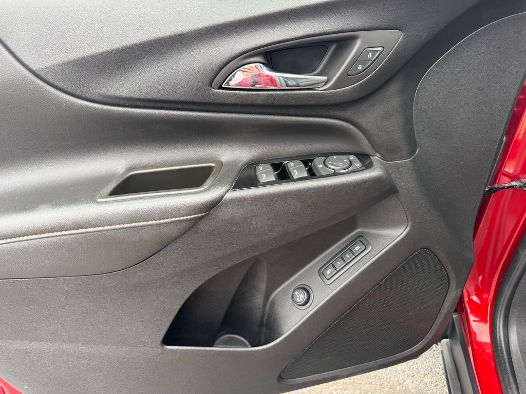 Used 2023 Chevrolet Equinox Premier image 17