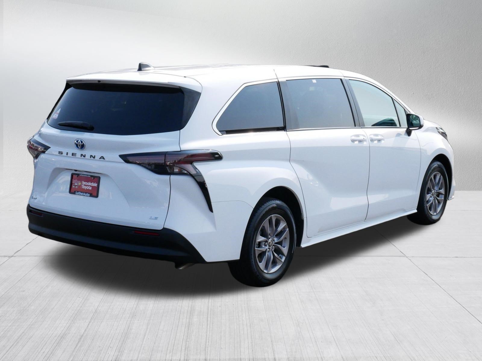 Certified 2025 Toyota Sienna LE FWD image 7