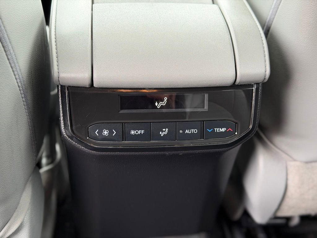 Used 2022 Toyota Highlander XLE AWD/4WD image 11