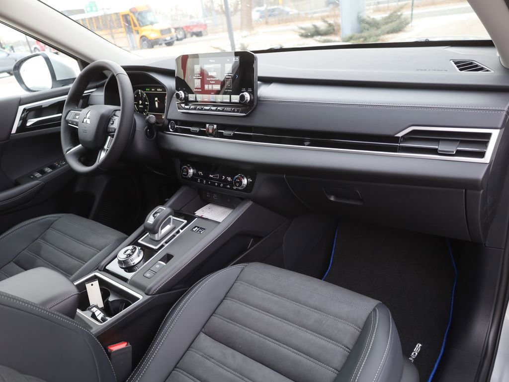 New 2025 Mitsubishi Outlander SE image 14