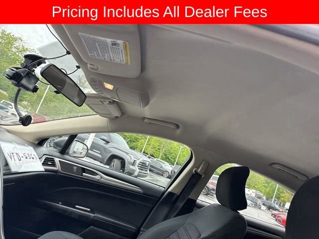 Used 2017 Ford Fusion SE w/ Fusion SE Technology Package FWD image 4
