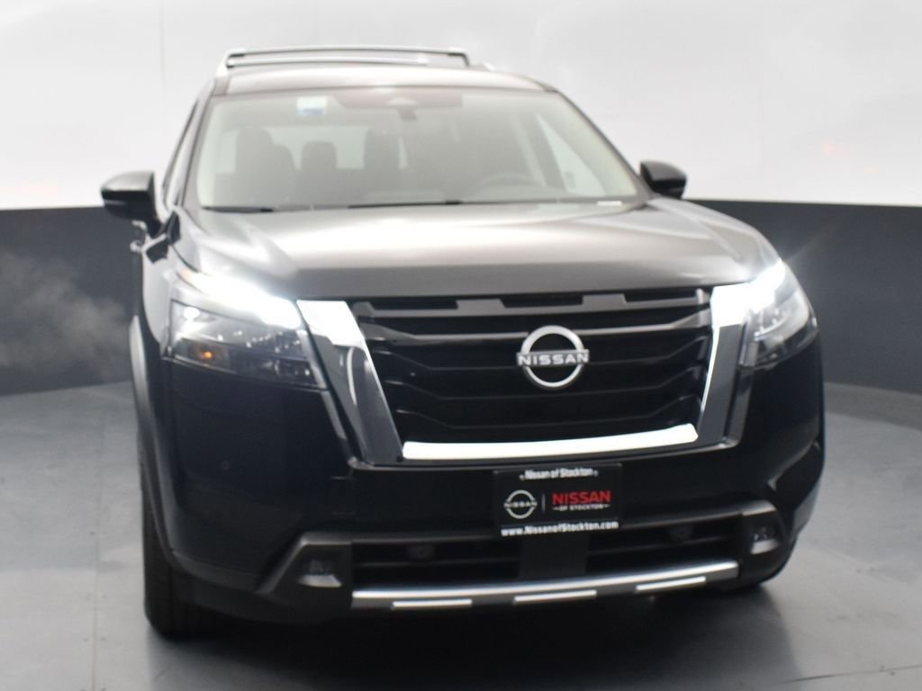 New 2025 Nissan Pathfinder SL image 2