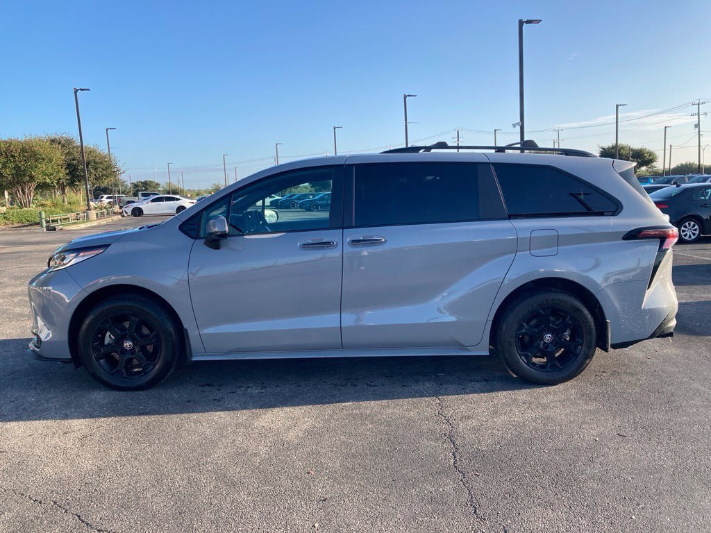 Certified 2025 Toyota Sienna XLE Woodland Edition AWD/4WD image 6