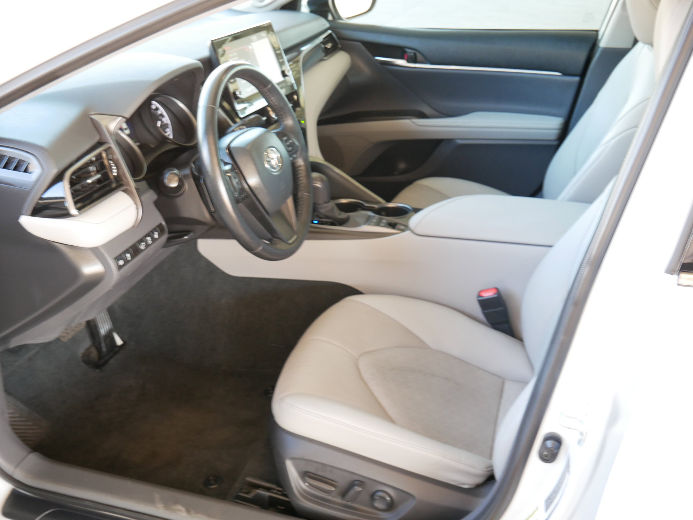 Used 2022 Toyota Camry XSE image 4