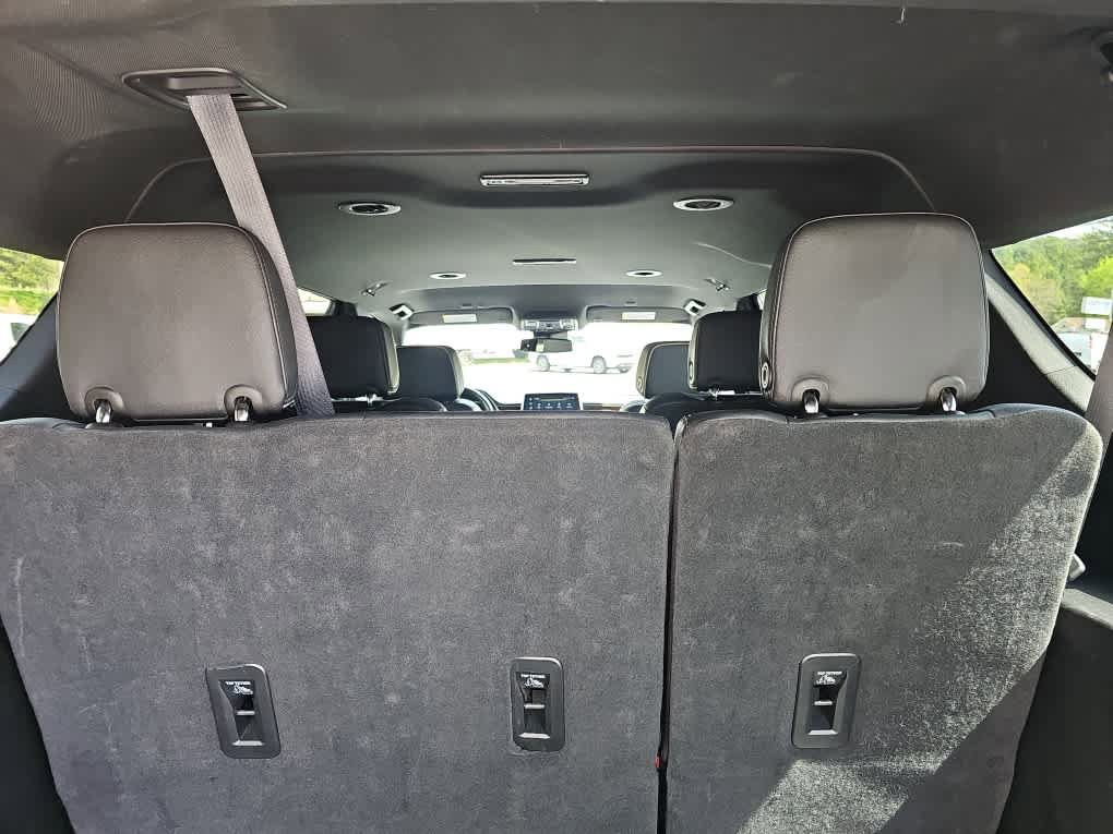 Used 2023 Chevrolet Suburban Premier image 35