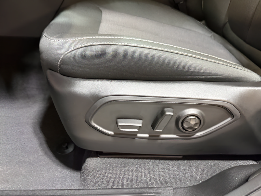 Used 2025 Jeep Grand Cherokee Laredo X AWD/4WD image 23