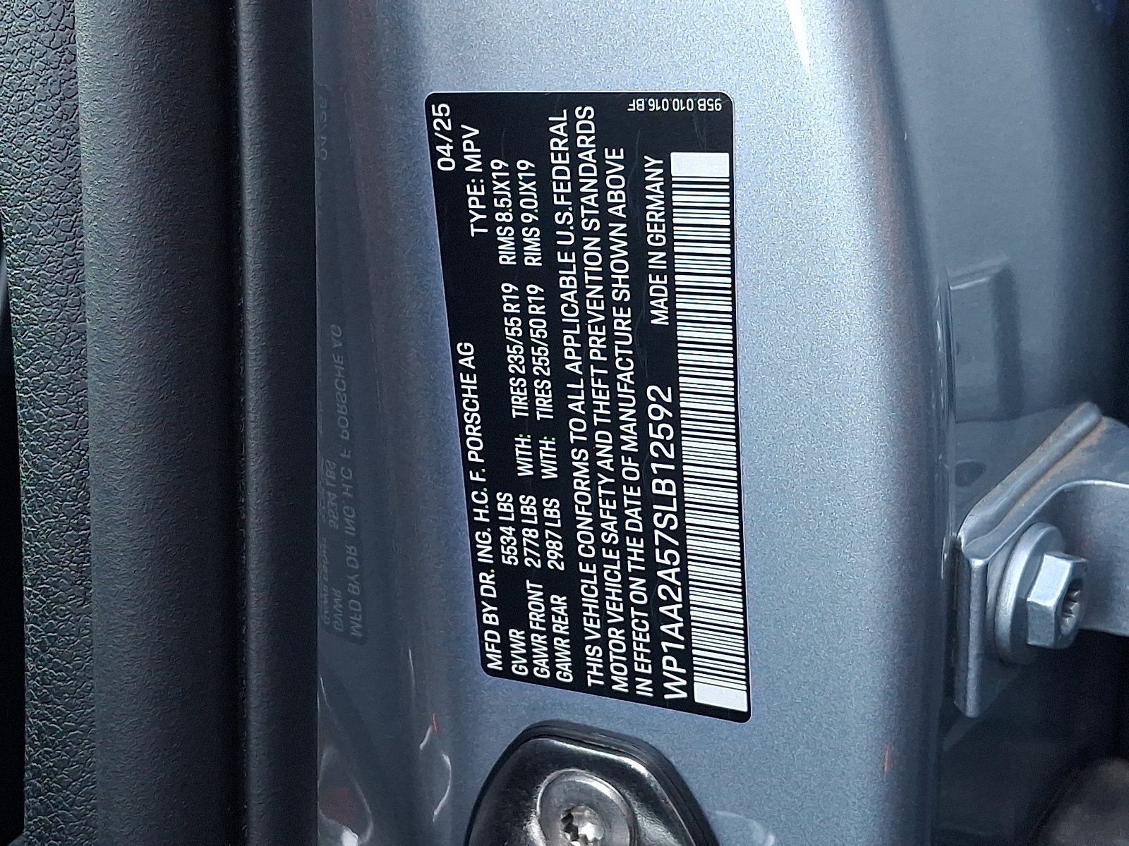 Certified 2025 Porsche Macan AWD/4WD image 29