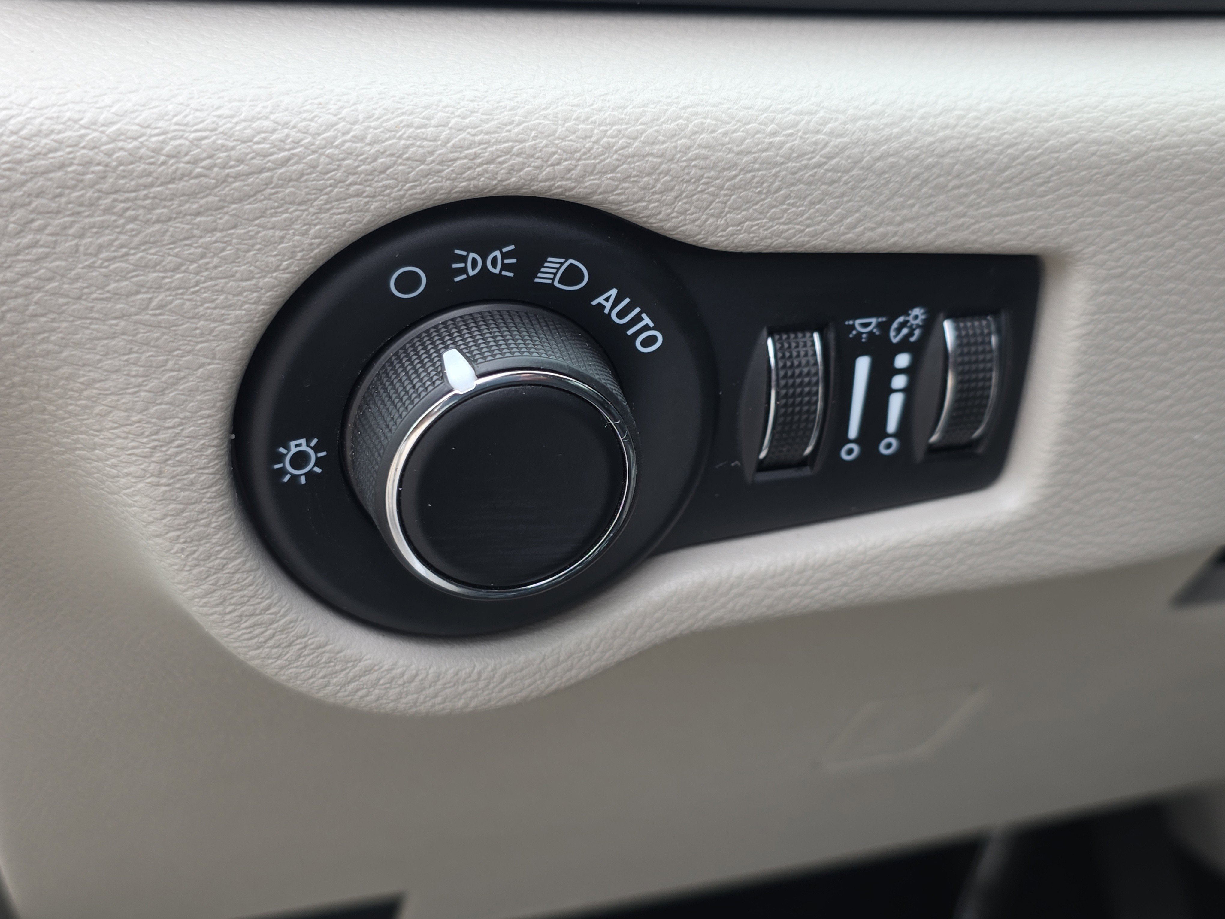 Used 2024 Chrysler Voyager LX FWD image 21