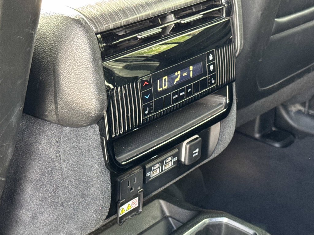 Used 2024 Jeep Wagoneer Series II RWD image 13