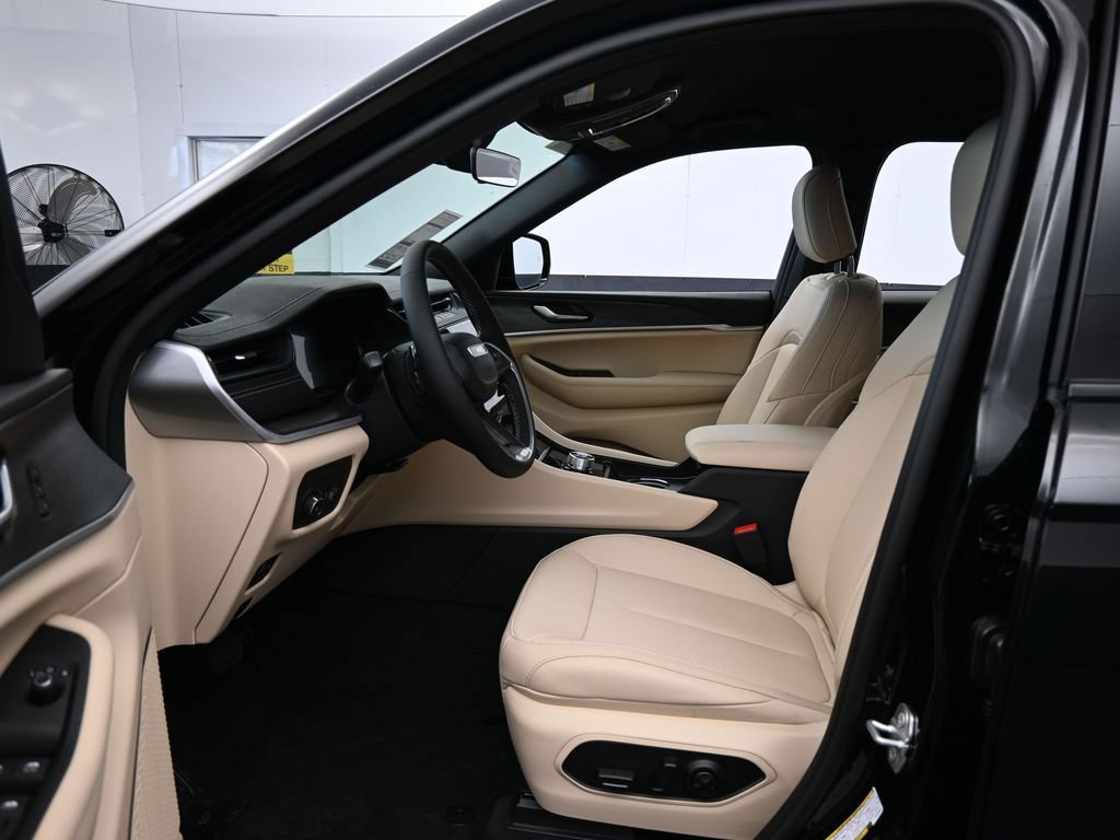 Used 2026 Jeep Grand Cherokee Limited RWD image 11