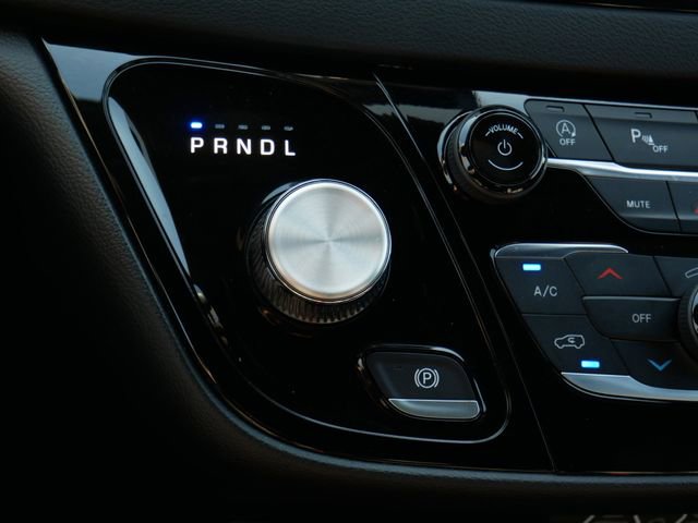 Used 2025 Chrysler Pacifica Select image 25