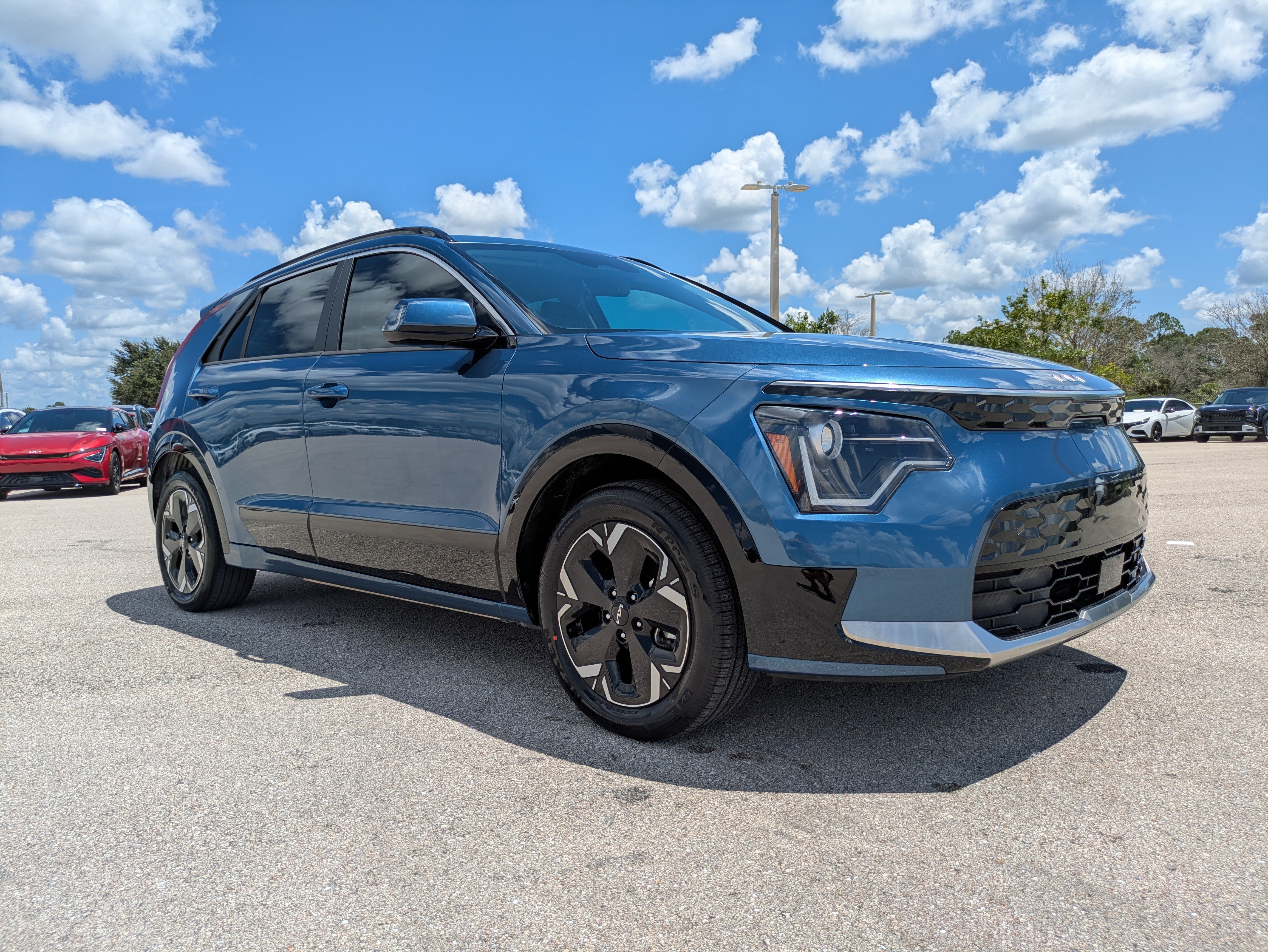 Certified 2024 Kia Niro Wind FWD image 2