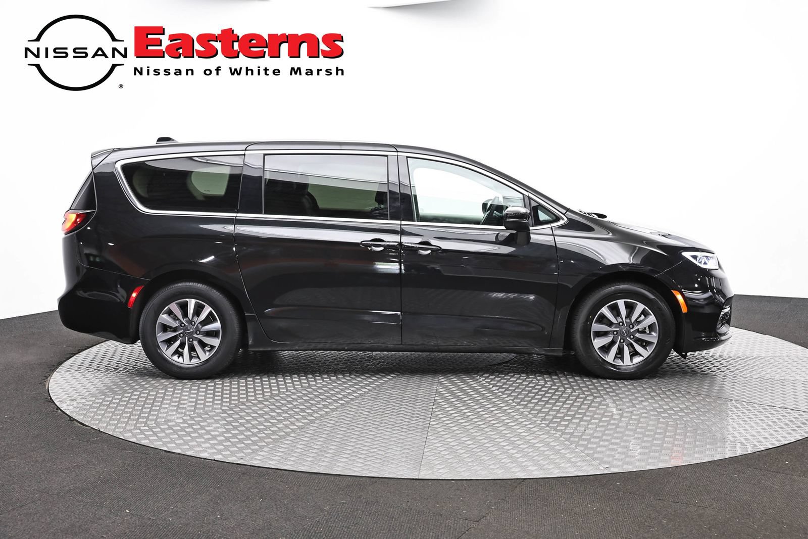Used 2023 Chrysler Pacifica Touring-L FWD image 4