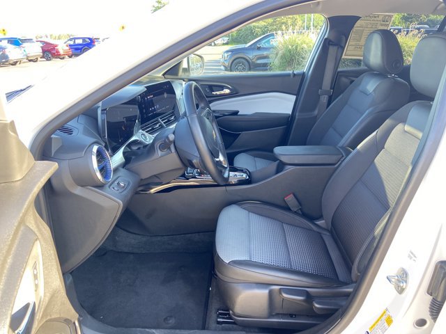 Used 2025 Chevrolet Trax LT w/ LT Convenience Package FWD image 33