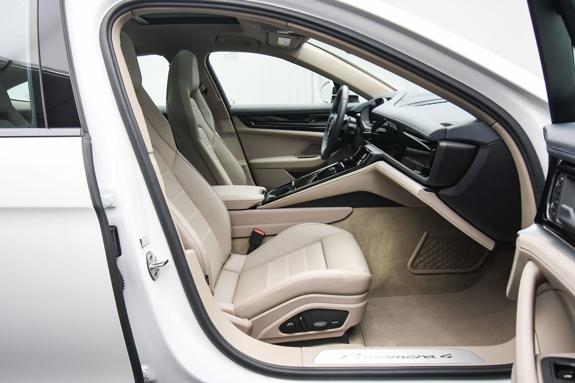 Used 2025 Porsche Panamera 4 image 48