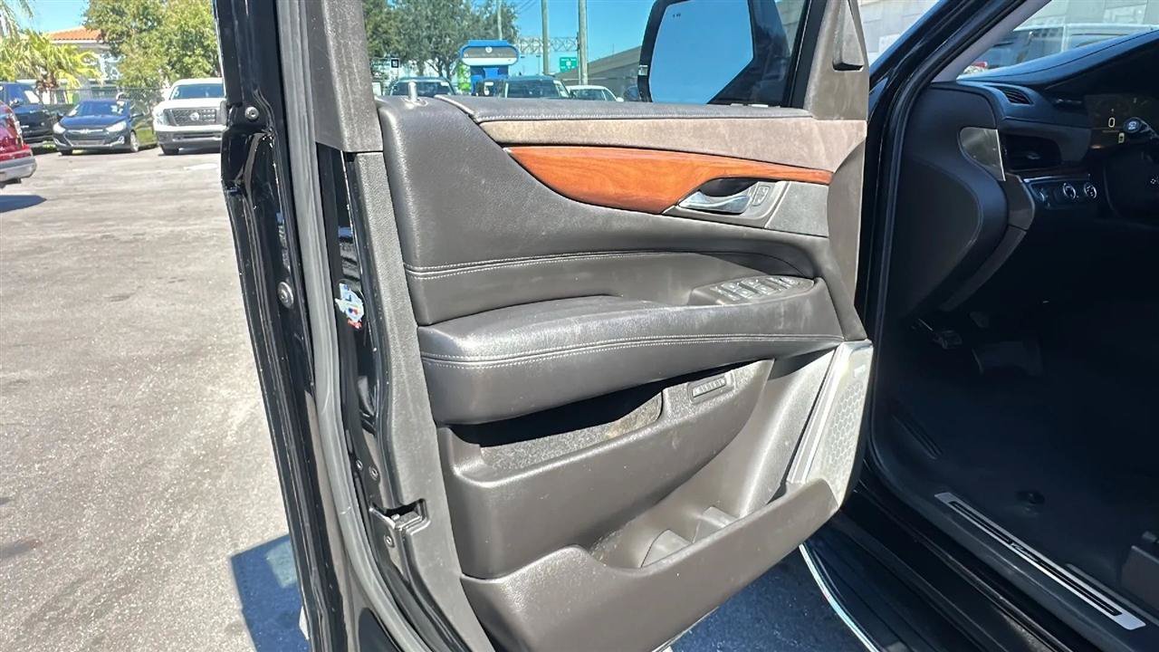 Used 2015 Cadillac Escalade Luxury AWD/4WD image 22