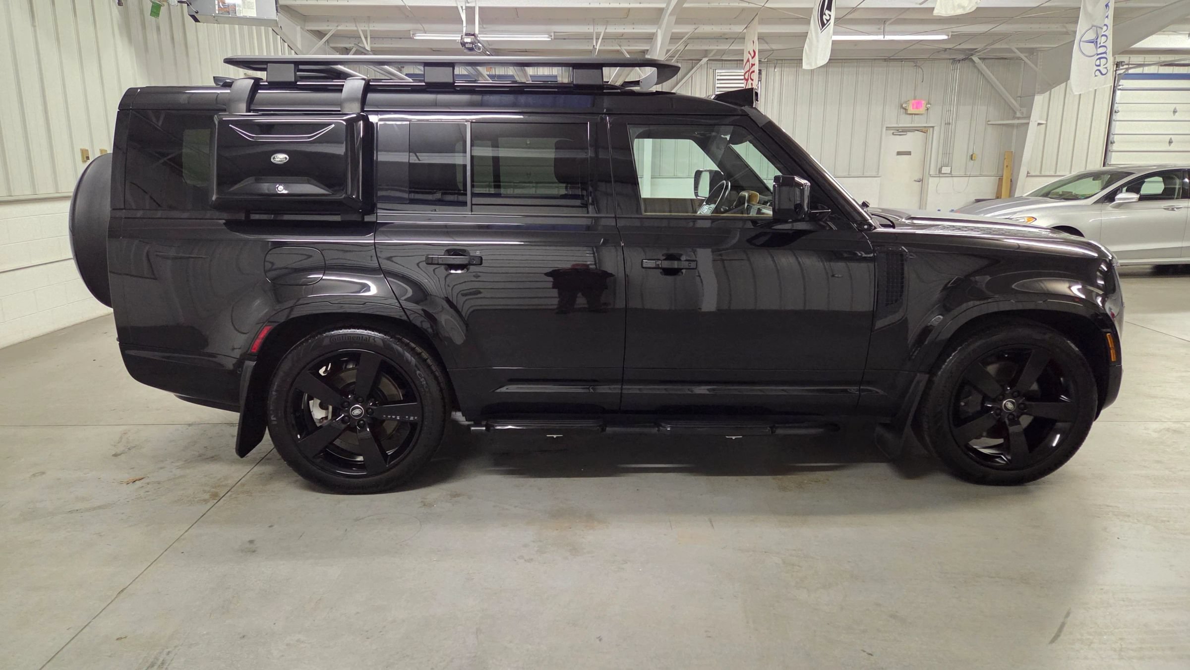 Used 2024 Land Rover Defender 130 X-Dynamic SE AWD/4WD image 9
