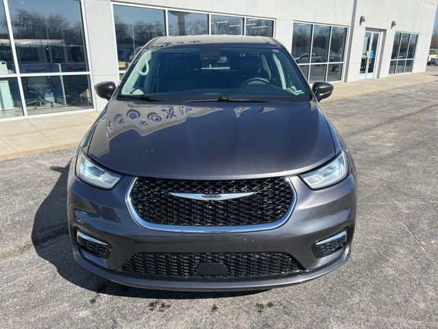 Used 2023 Chrysler Pacifica Touring-L FWD image 2