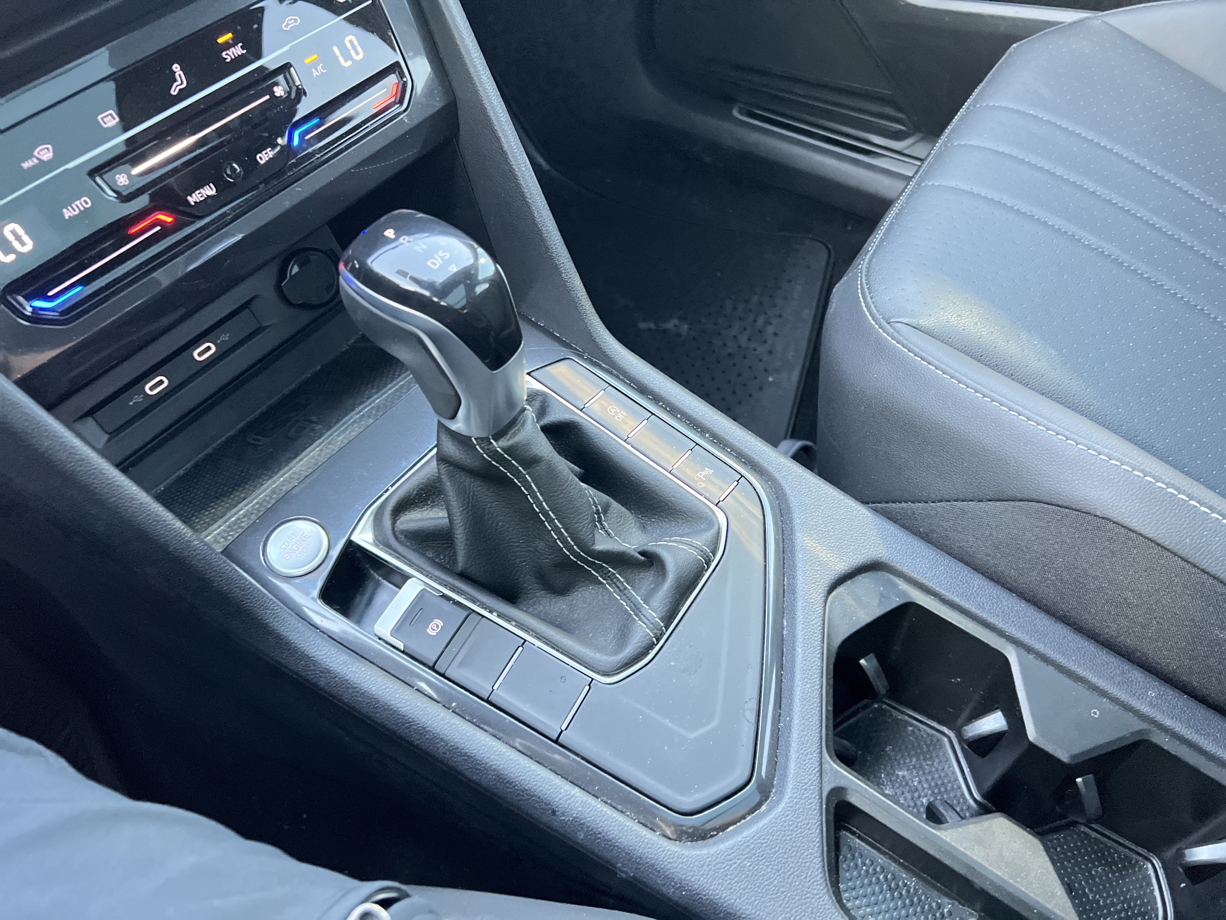 Used 2023 Volkswagen Tiguan SE R-Line FWD image 9