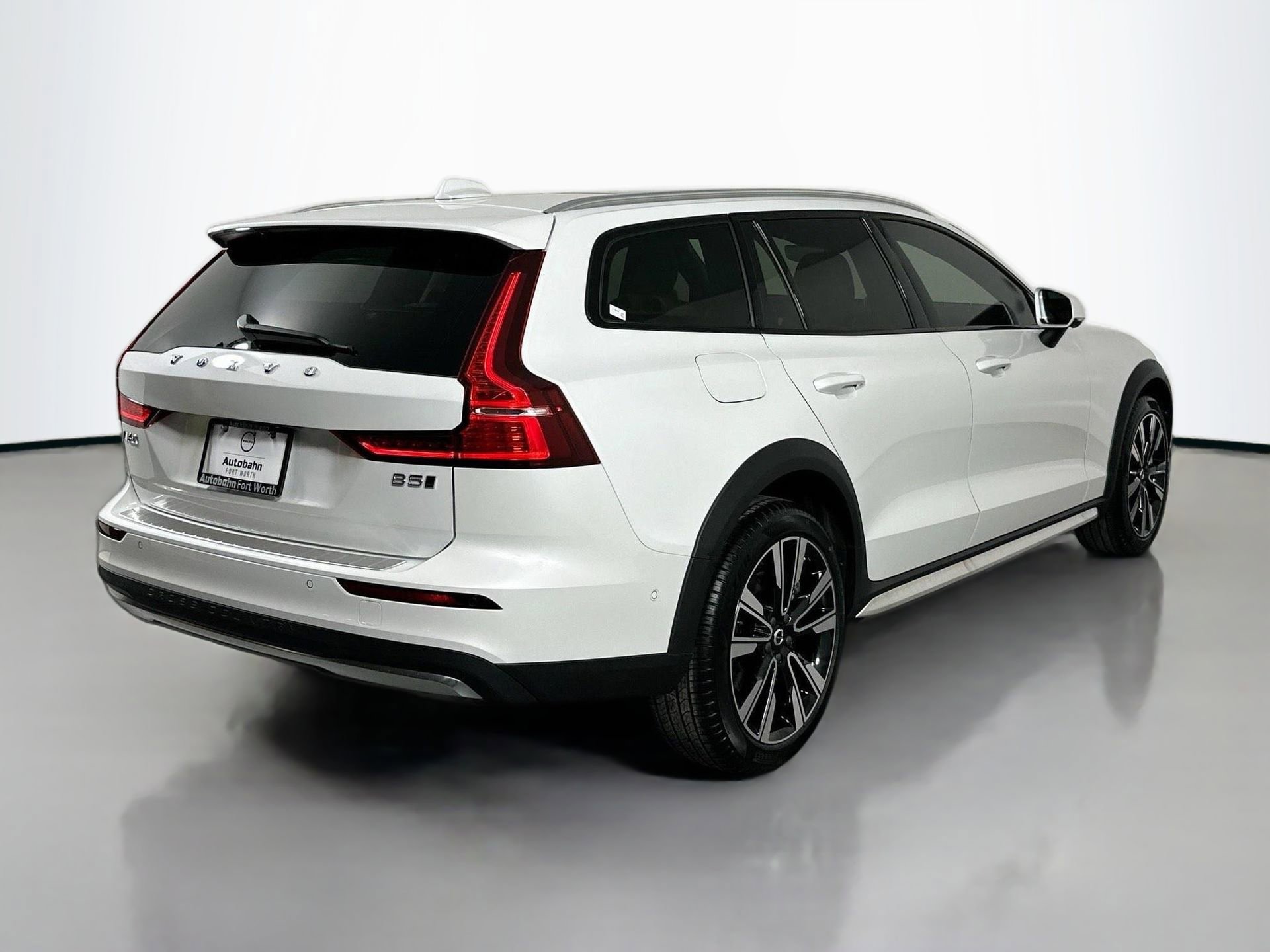 New 2026 Volvo V60 B5 Cross Country Ultra w/ Protection Package Premier image 5