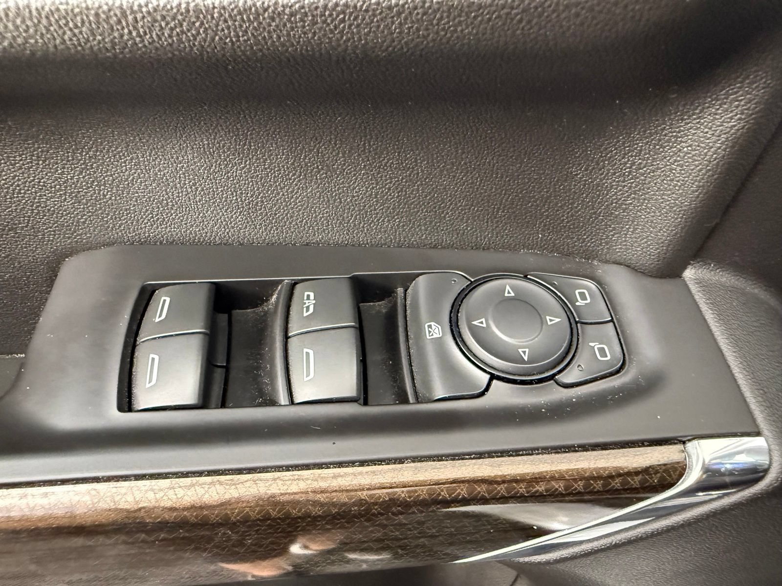 Used 2021 Chevrolet Silverado 1500 LT Trail Boss w/ Convenience Package II AWD/4WD image 16