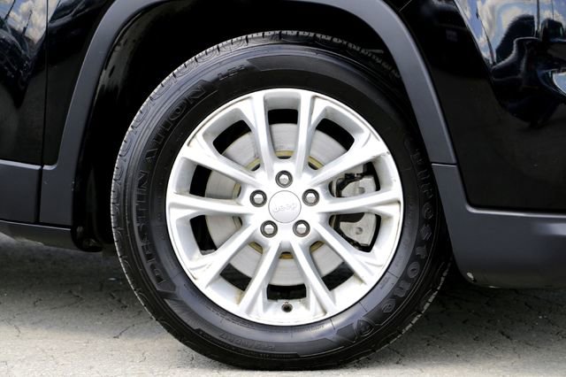 Used 2020 Jeep Cherokee Latitude image 2