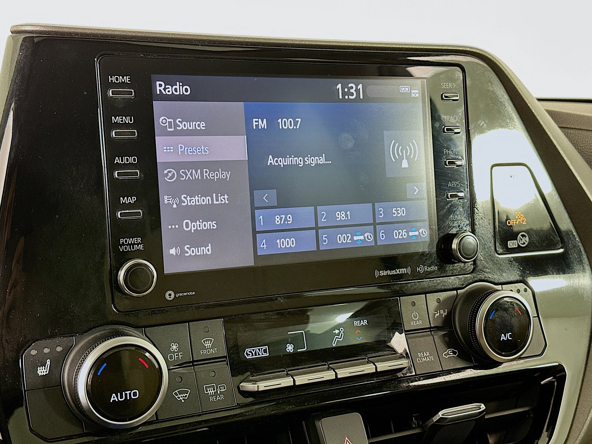 Used 2020 Toyota Highlander XLE image 21