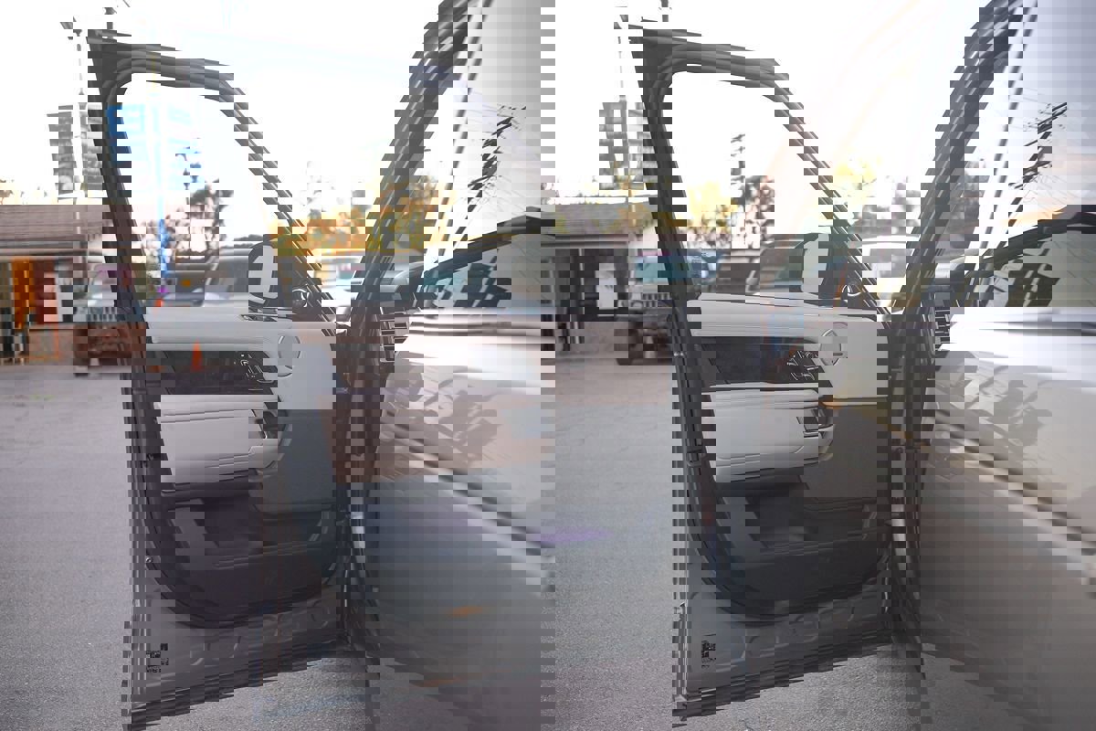 Used 2020 Land Rover Range Rover HSE image 11