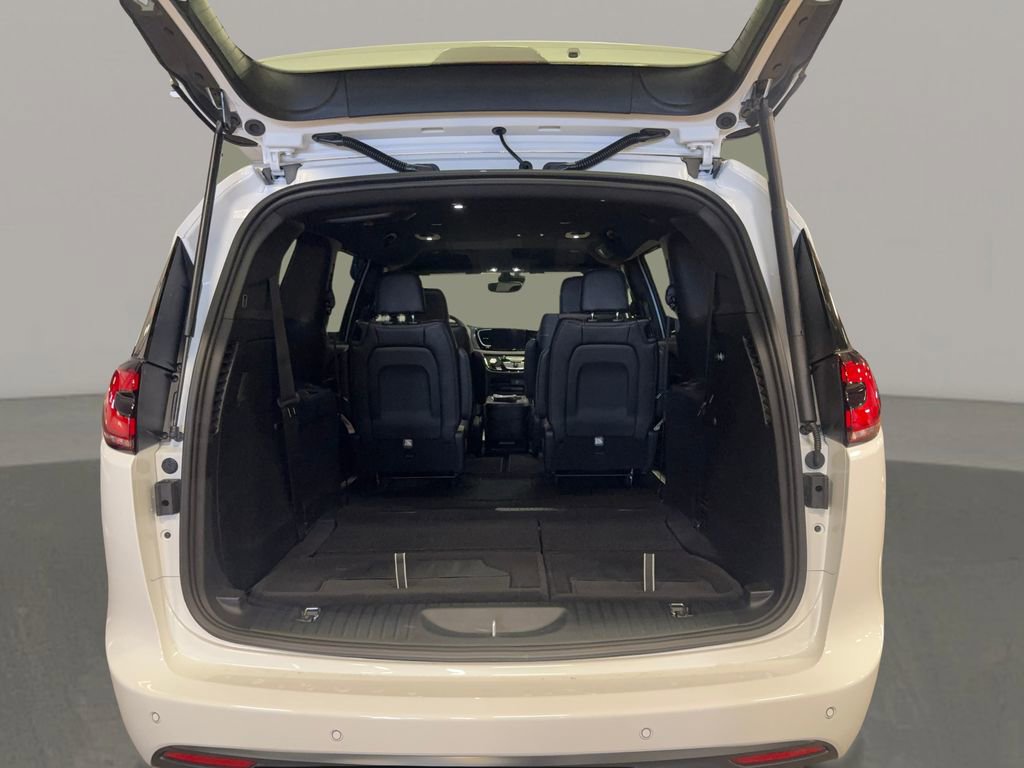 New 2026 Chrysler Pacifica Select w/ S Appearance Package image 10