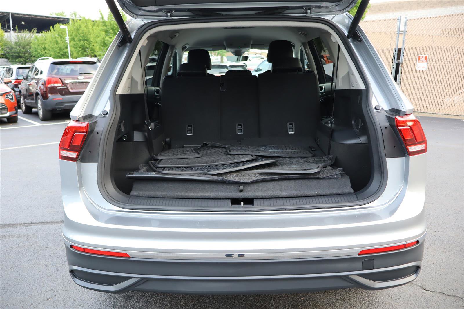 Certified 2024 Volkswagen Tiguan SE FWD image 5