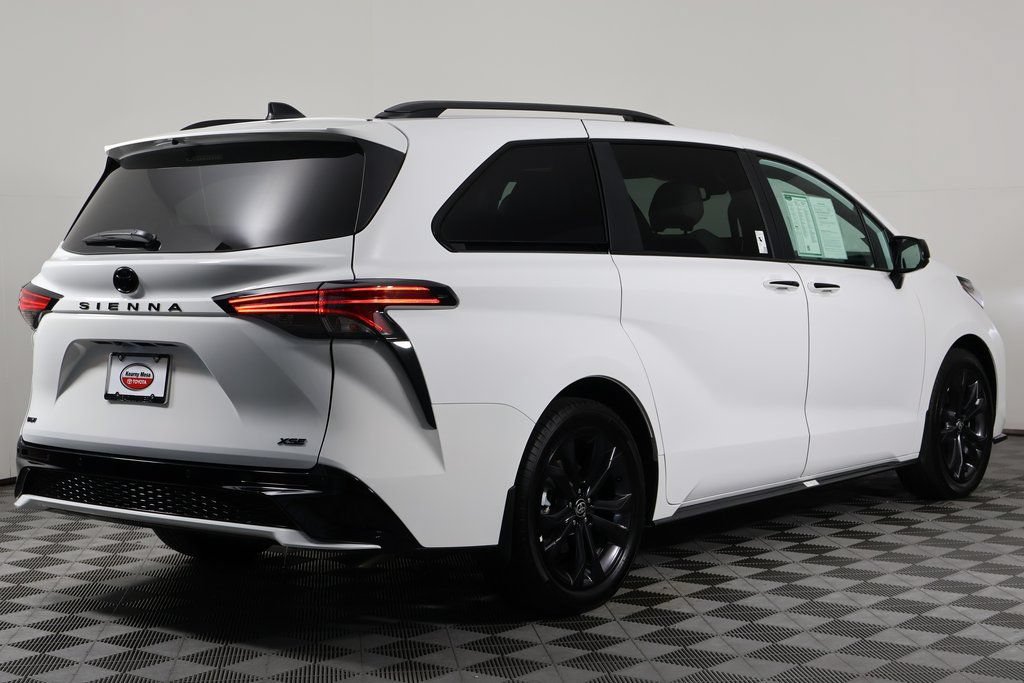 Used 2026 Toyota Sienna XSE FWD image 4