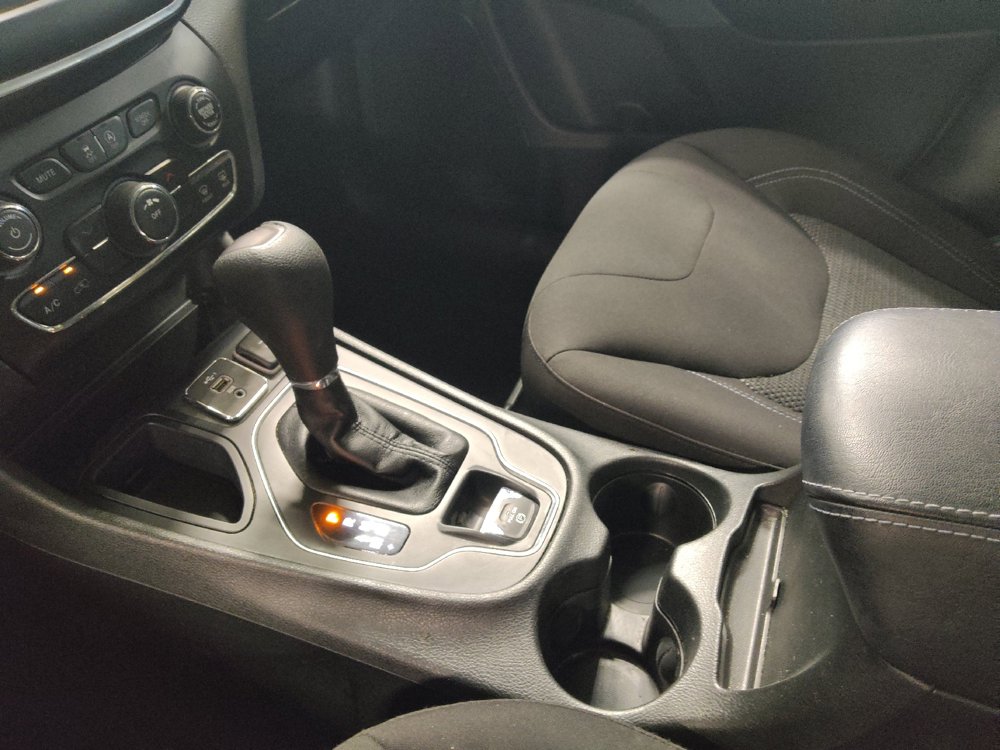 Used 2019 Jeep Cherokee Latitude w/ Cold Weather Group FWD image 26