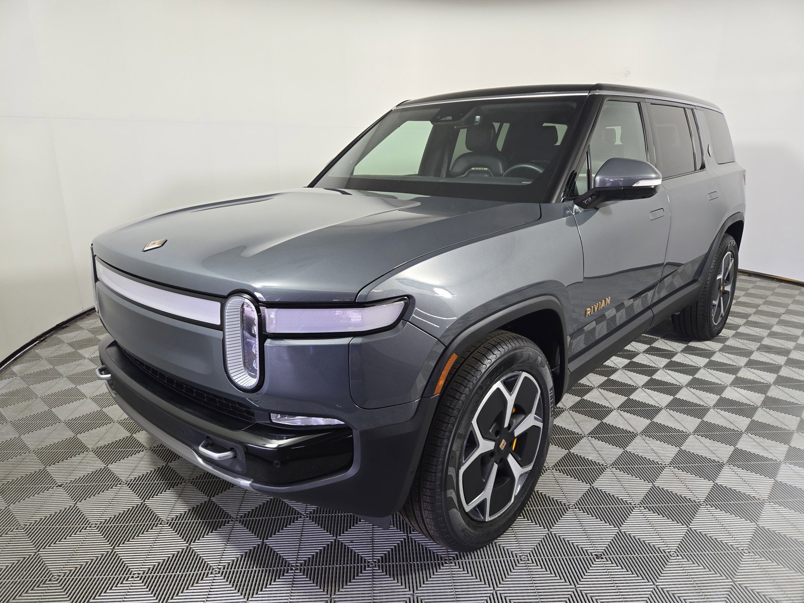 Used 2024 Rivian R1S Adventure AWD/4WD image 1