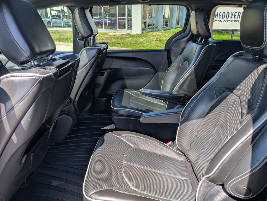 Used 2020 Chrysler Pacifica Limited w/ Advanced Safetytec Group FWD image 23