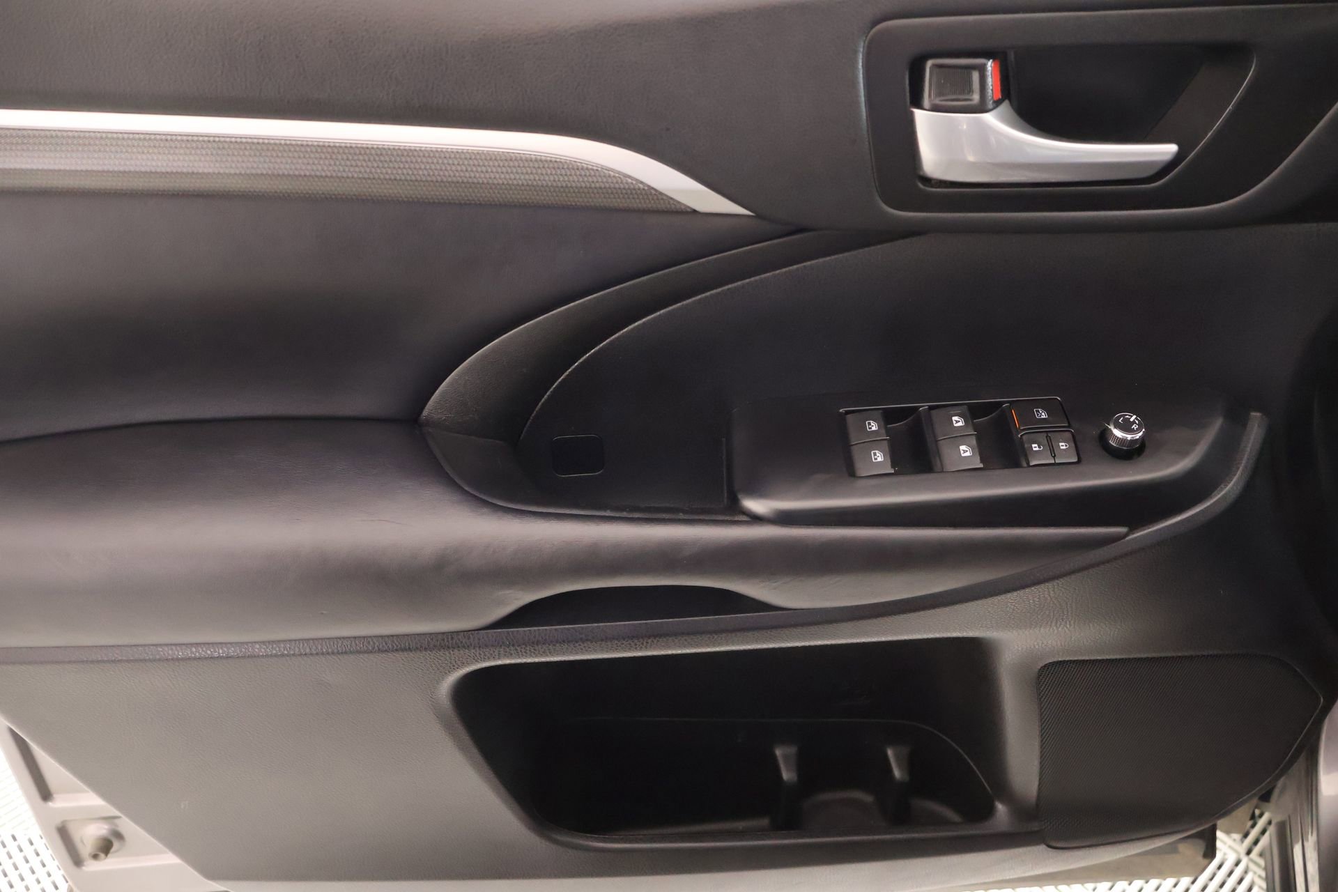 Used 2019 Toyota Highlander SE image 17