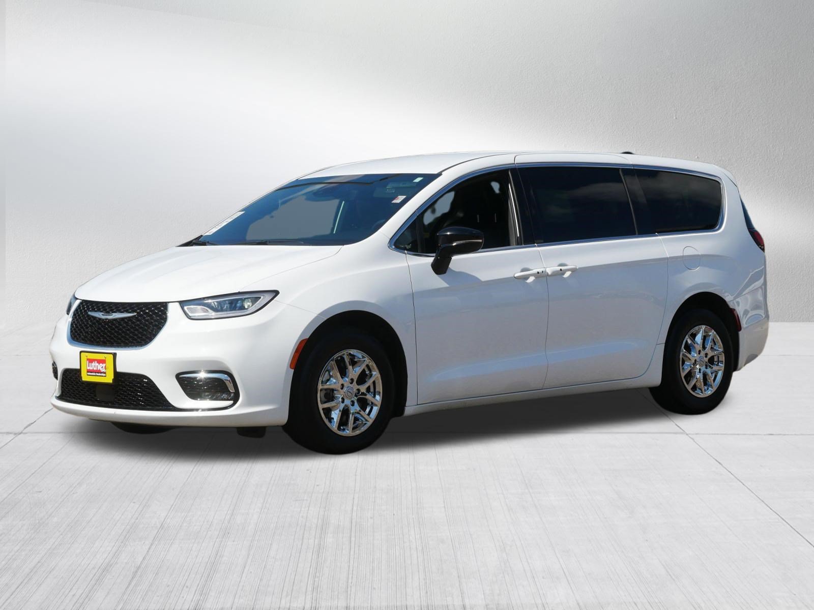 Used 2025 Chrysler Pacifica Select FWD image 3