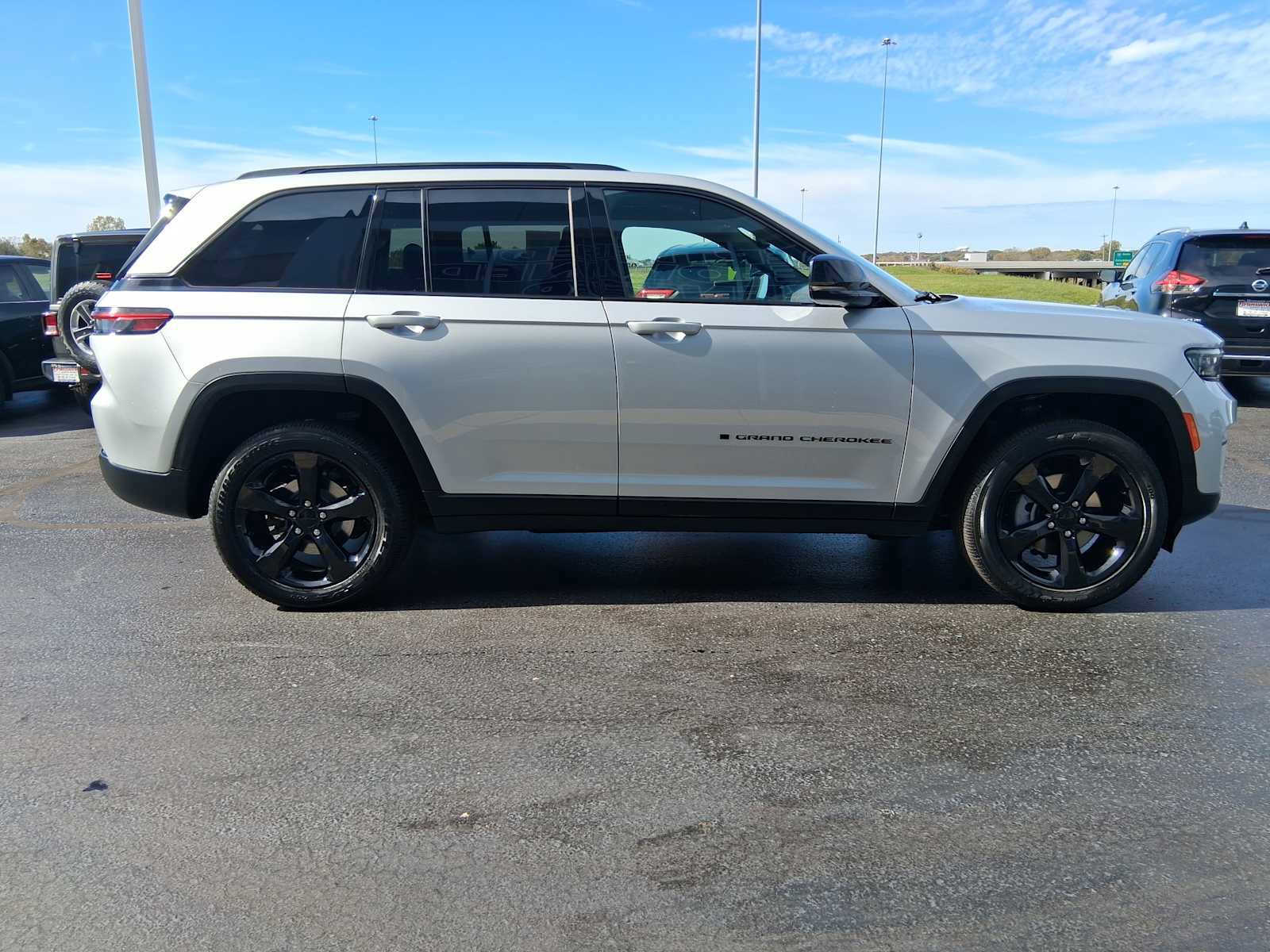 Used 2023 Jeep Grand Cherokee Altitude image 7
